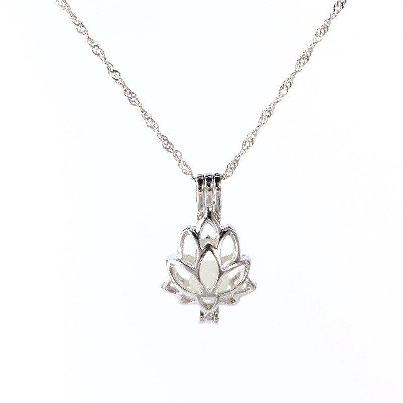 Collier pendentif fleur de lotus relief pierre lumineuse