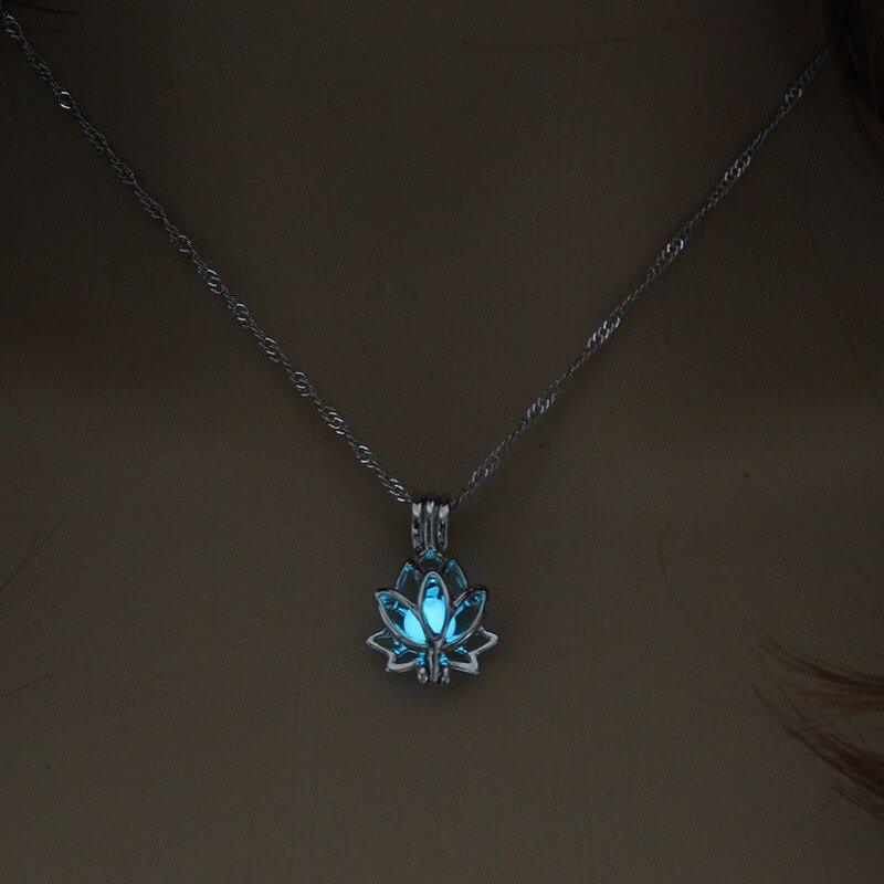 Collier pendentif fleur de lotus relief pierre lumineuse - MonPendentif