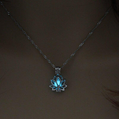 Collier pendentif fleur de lotus relief pierre lumineuse - MonPendentif