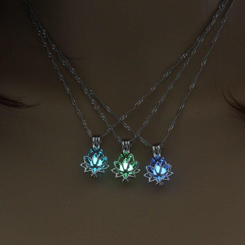 Collier pendentif fleur de lotus relief pierre lumineuse
