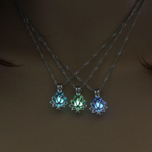 Collier pendentif fleur de lotus relief pierre lumineuse