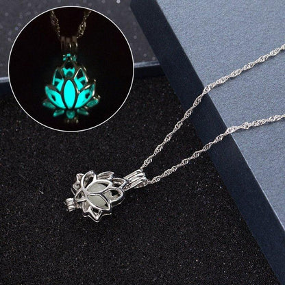 Collier pendentif fleur de lotus relief pierre lumineuse