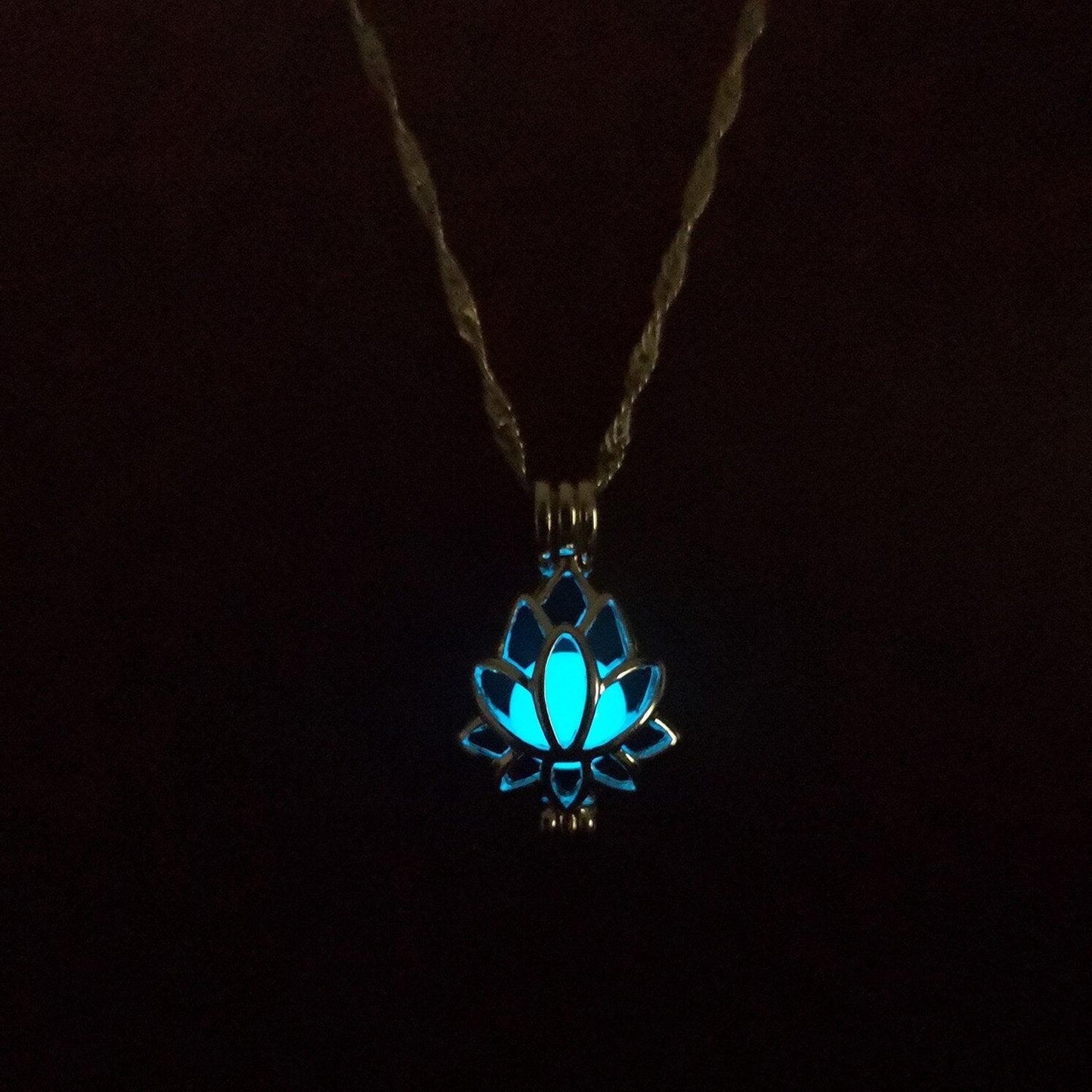 Collier pendentif fleur de lotus relief pierre lumineuse