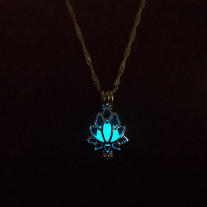 Collier pendentif fleur de lotus relief pierre lumineuse