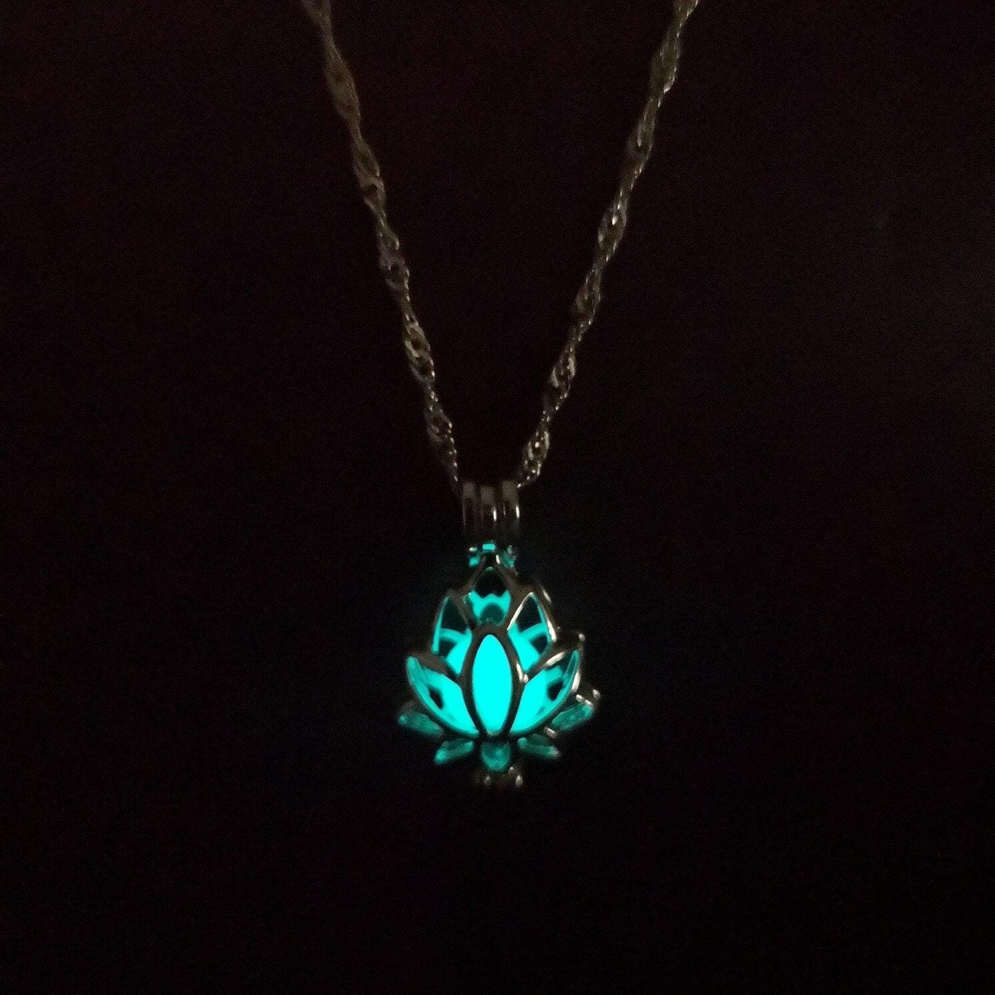 Collier pendentif fleur de lotus relief pierre lumineuse