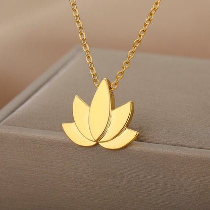 Collier pendentif fleur de lotus relief plein plaqué or / argent