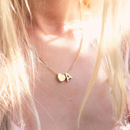 Collier pendentif lettre initiale avec coeur plaqué or
