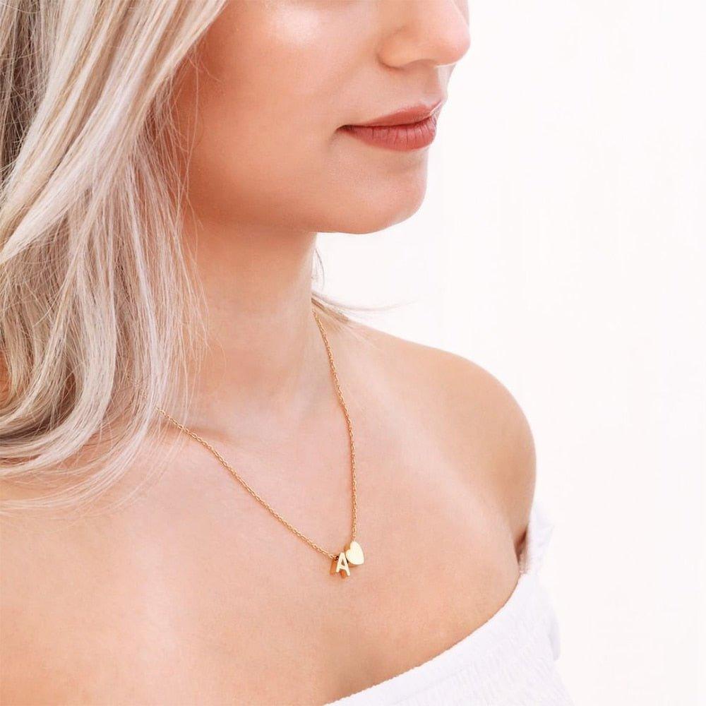 Collier pendentif lettre initiale avec coeur plaqué or