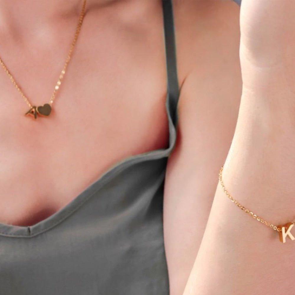 Collier pendentif lettre initiale avec coeur plaqué or