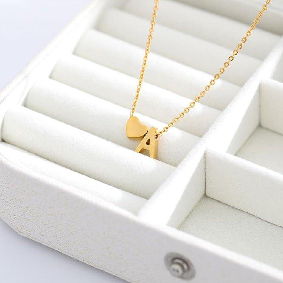Collier pendentif lettre initiale avec coeur plaqué or