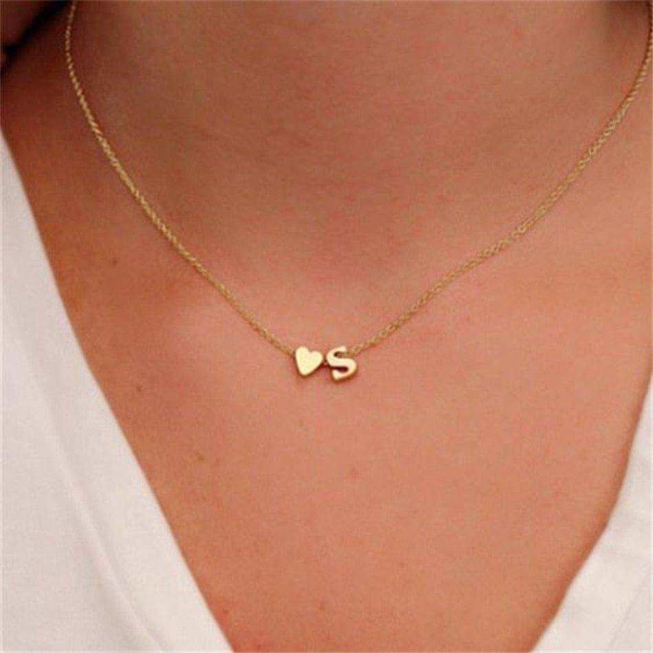 Collier pendentif lettre initiale avec coeur plaqué or