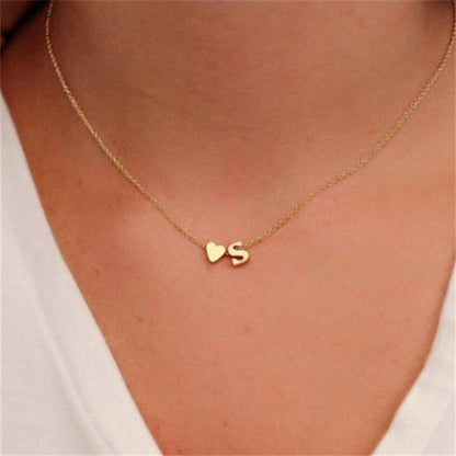 Collier pendentif lettre initiale avec coeur plaqué or
