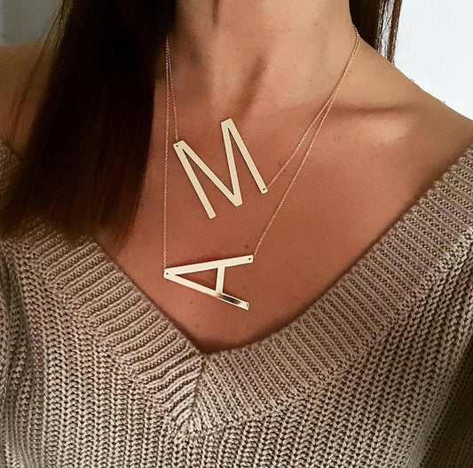 Collier pendentif lettre initiale grand format