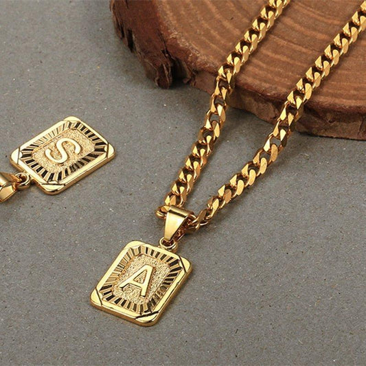 Collier pendentif lettre initiale gravé plaqué or