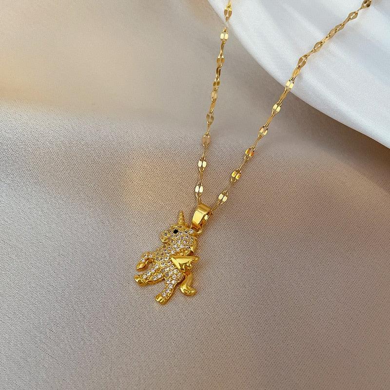 Collier pendentif licorne ornées de strass plaqué or