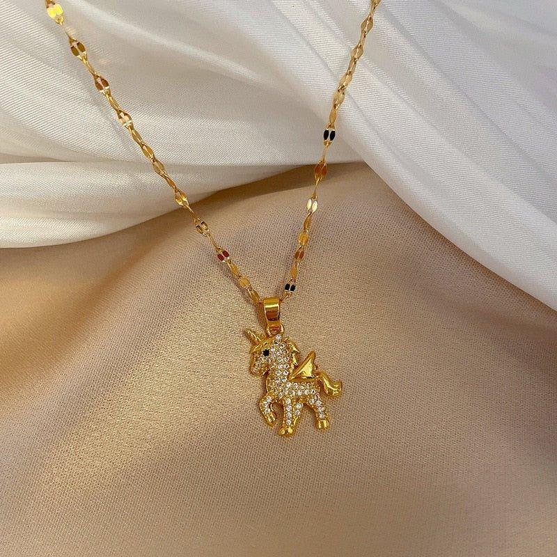 Collier pendentif licorne ornées de strass plaqué or