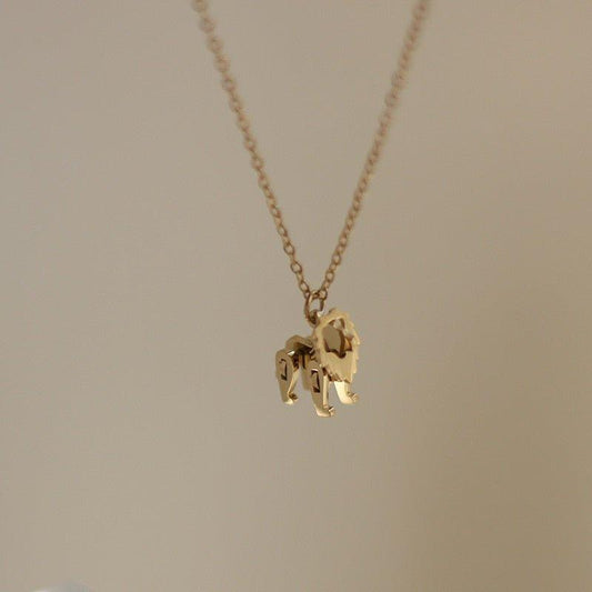 Collier pendentif lion tridimensionnel plaqué or
