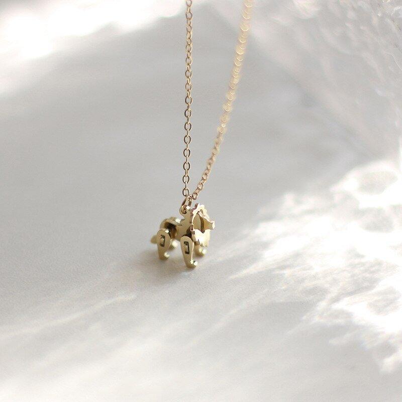 Collier pendentif lion tridimensionnel plaqué or