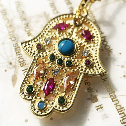Collier pendentif main de fatma en pierres multicolores et turquoise en plaqué or