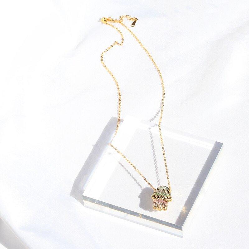 Collier pendentif main de fatma strass multicolore plaqué or