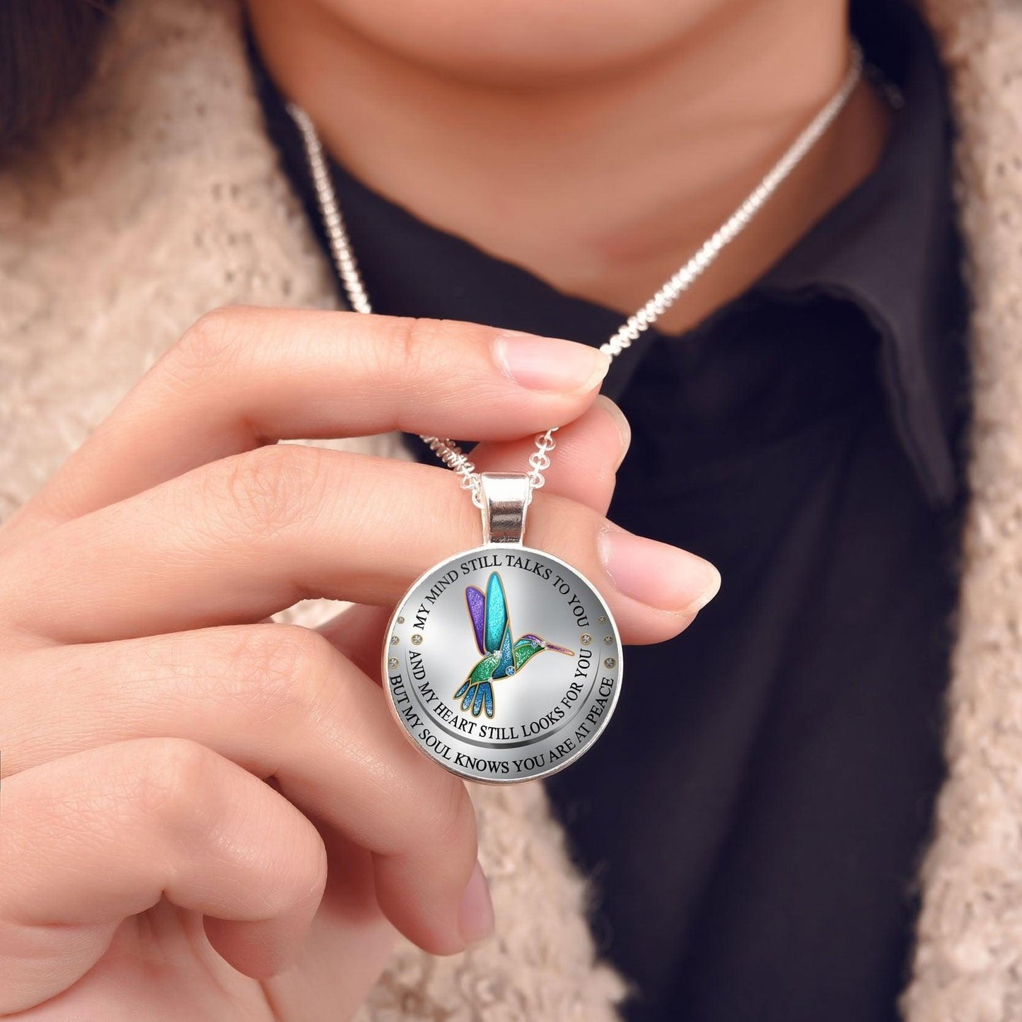 Collier pendentif médaillon colibri bleu en verre