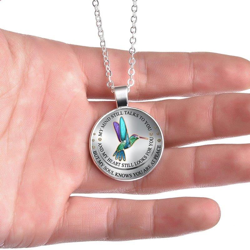 Collier pendentif médaillon colibri bleu en verre