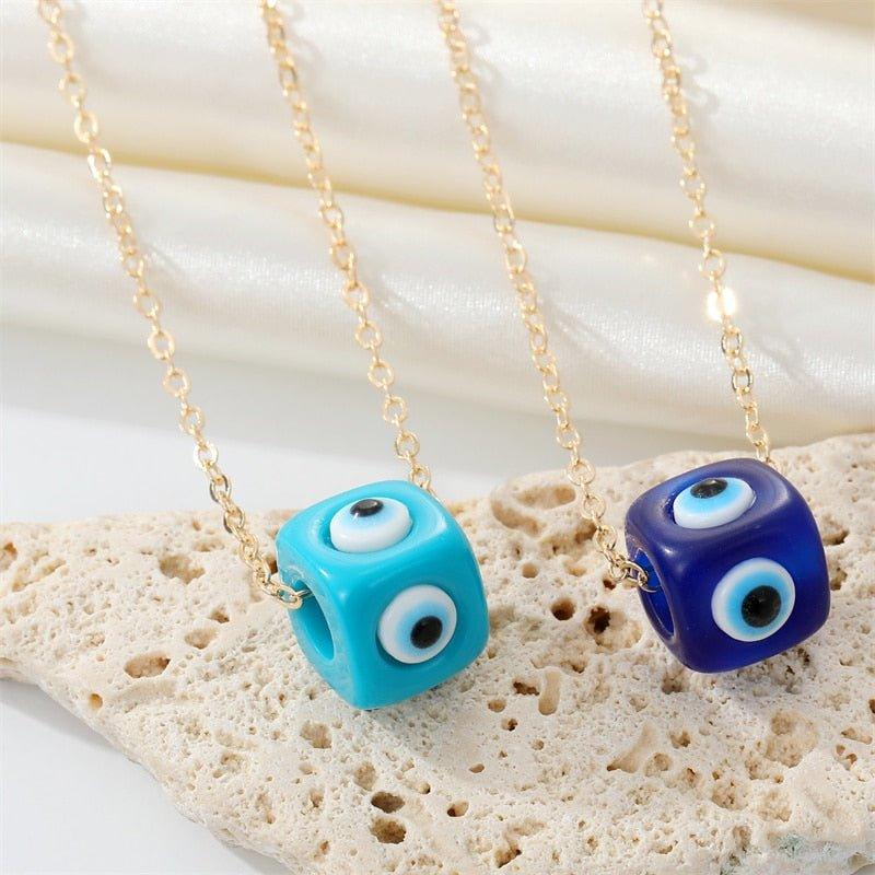 Collier pendentif oeil bleu cube