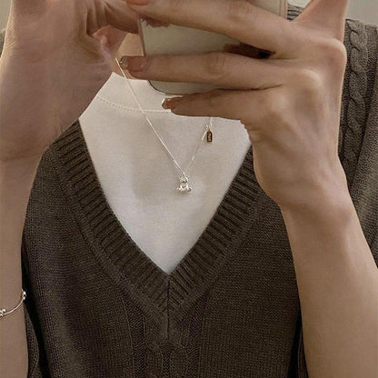 Collier pendentif ourson au repos plaqué argent