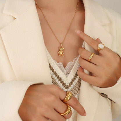 Collier pendentif ourson relief en acier titane