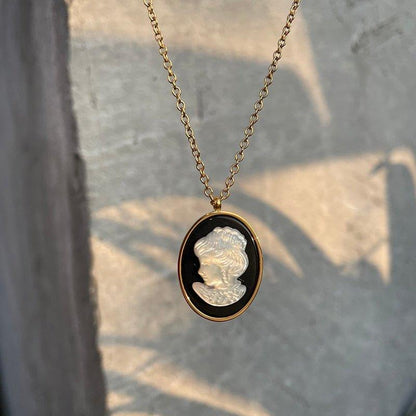 Collier pendentif ovale camé portrait en or pur 18k