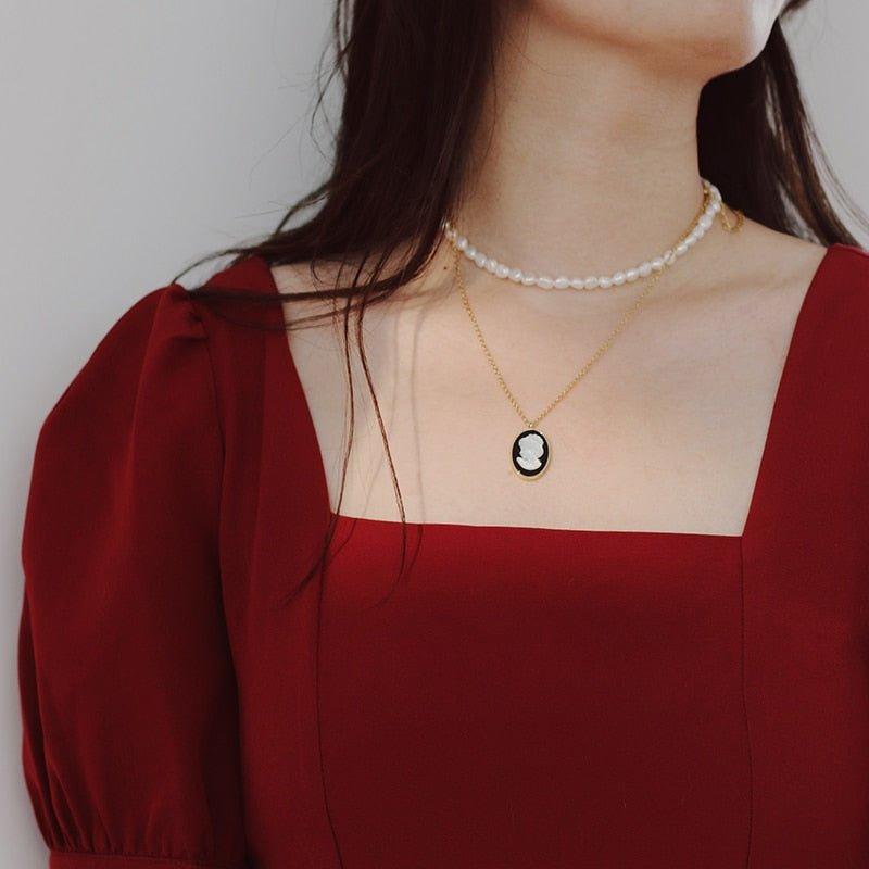 Collier pendentif ovale camé portrait en or pur 18k