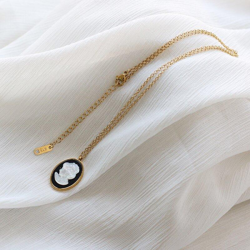 Collier pendentif ovale camé portrait en or pur 18k