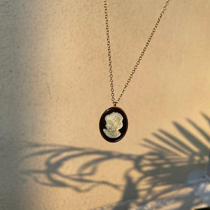 Collier pendentif ovale camé portrait en or pur 18k