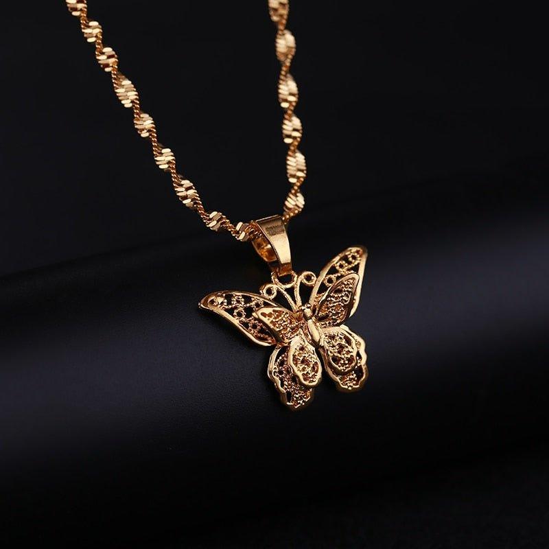 Collier pendentif papillon en relief détaillé plaqué or