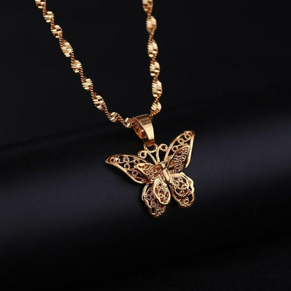Collier pendentif papillon en relief détaillé plaqué or