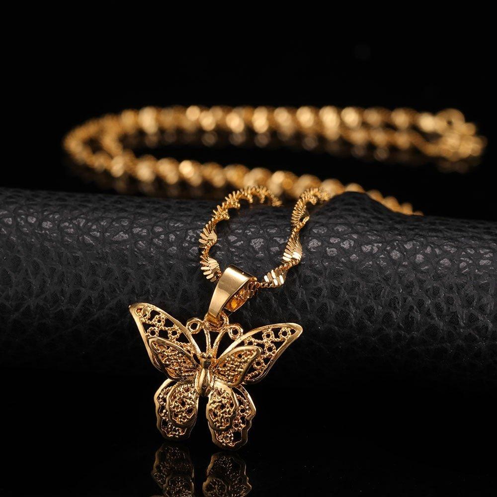 Collier pendentif papillon en relief détaillé plaqué or