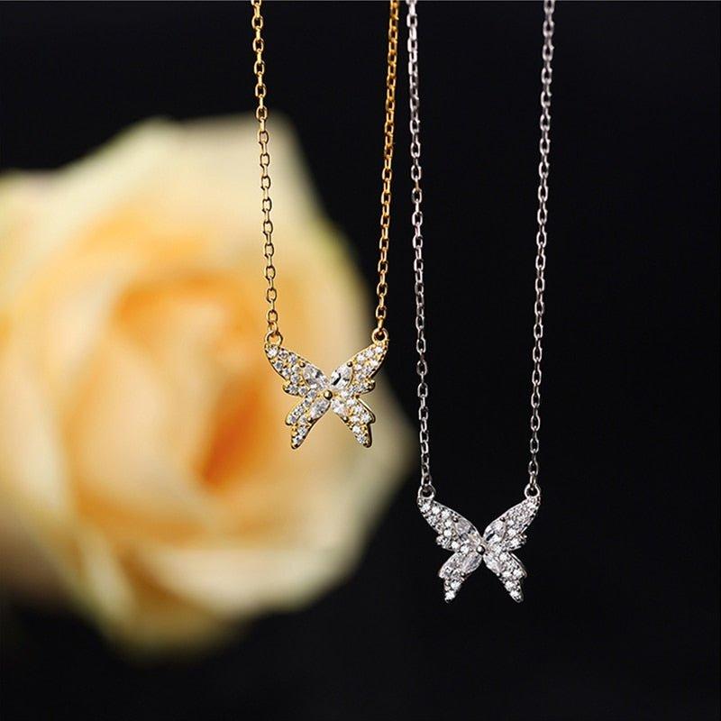 Collier pendentif papillon incrusté de strass plaqué or / argent