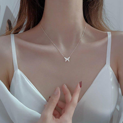 Collier pendentif papillon incrusté de strass plaqué or / argent