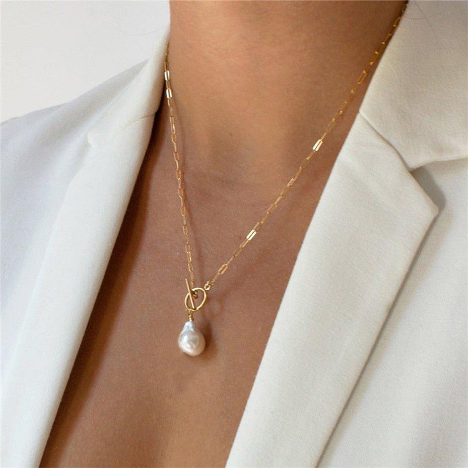 Collier pendentif perle solitaire irrégulière chaîne trombone plaqué or