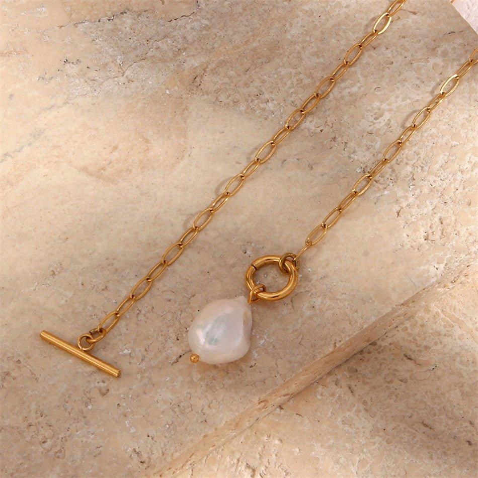Collier pendentif perle solitaire irrégulière chaîne trombone plaqué or