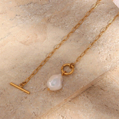 Collier pendentif perle solitaire irrégulière chaîne trombone plaqué or