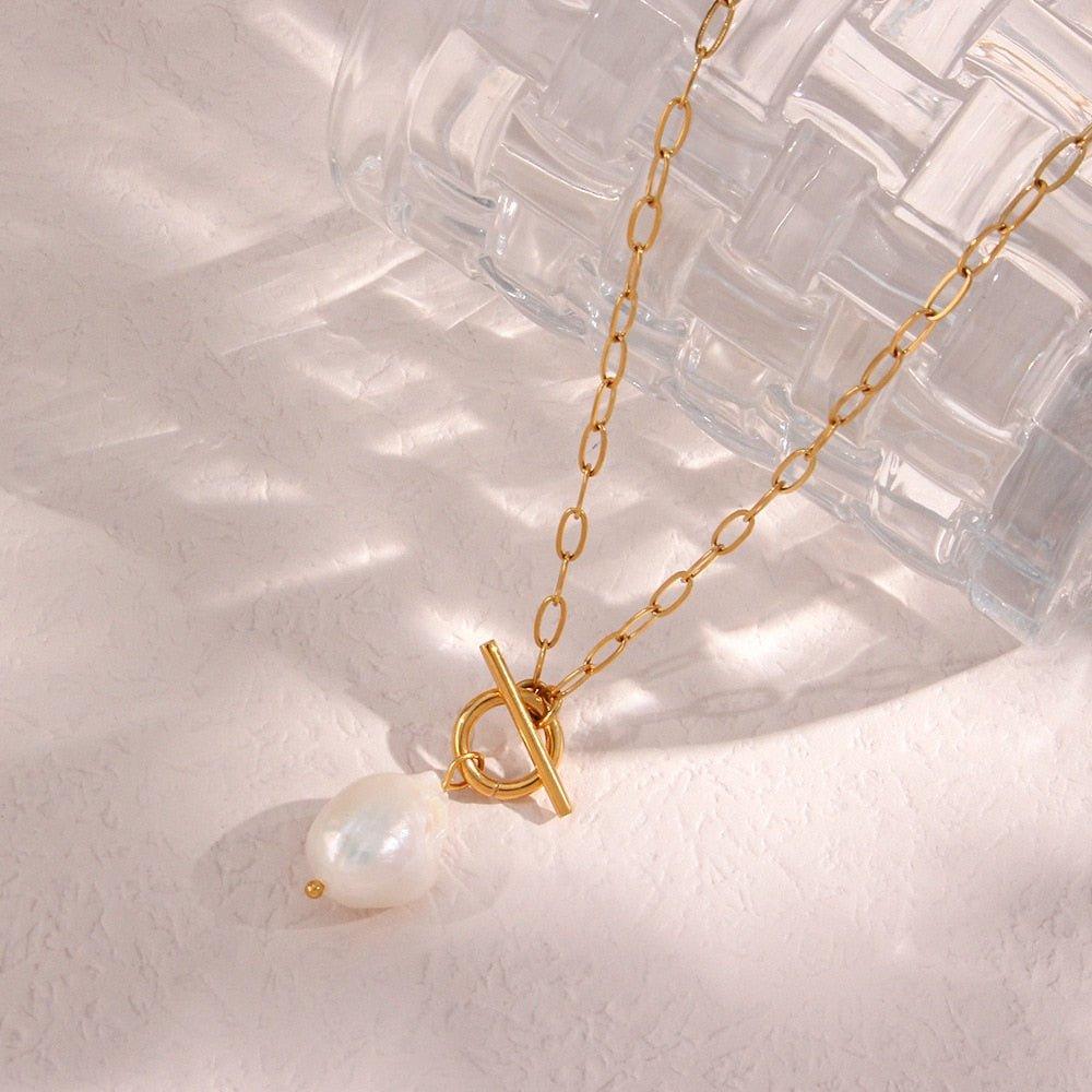 Collier pendentif perle solitaire irrégulière chaîne trombone plaqué or
