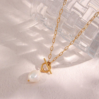 Collier pendentif perle solitaire irrégulière chaîne trombone plaqué or