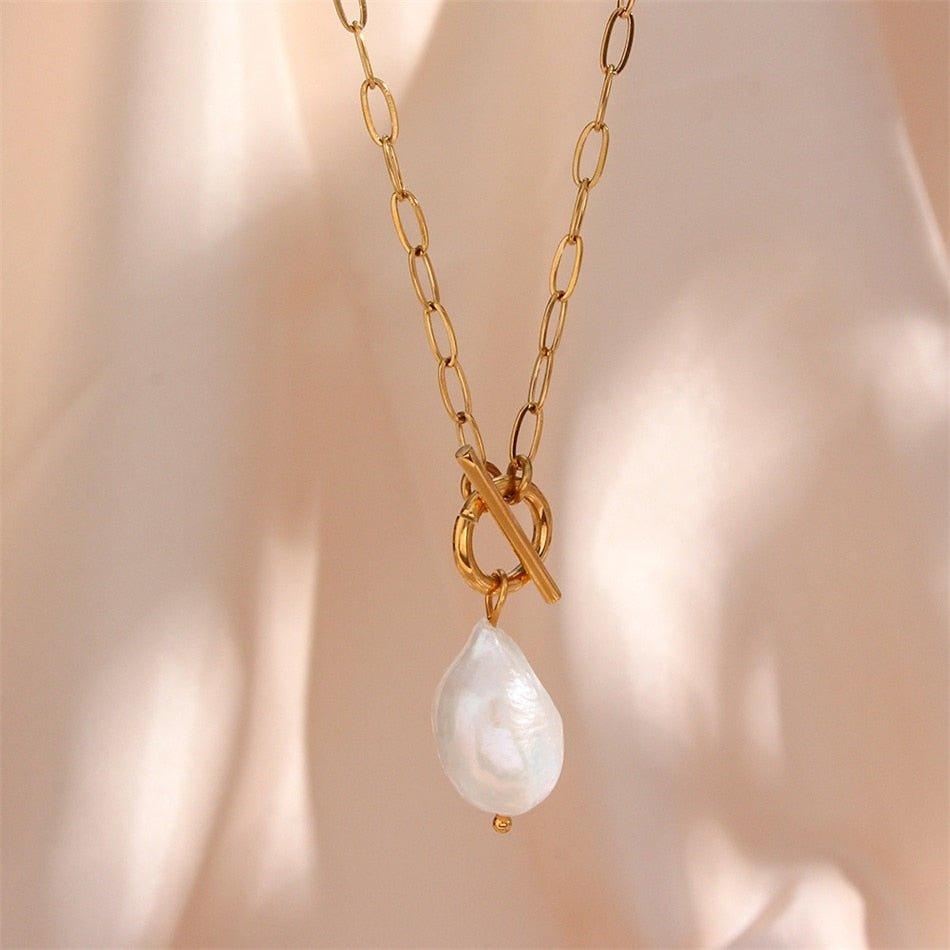 Collier pendentif perle solitaire irrégulière chaîne trombone plaqué or
