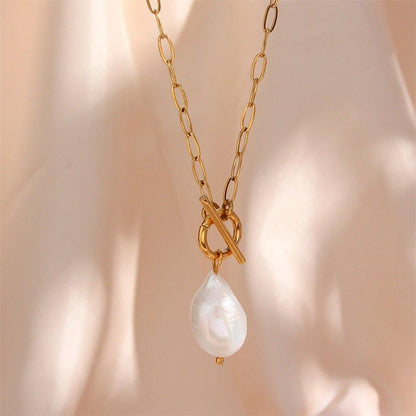 Collier pendentif perle solitaire irrégulière chaîne trombone plaqué or