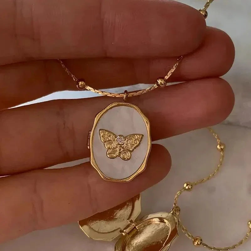 Collier pendentif porte photo nacrée papillon