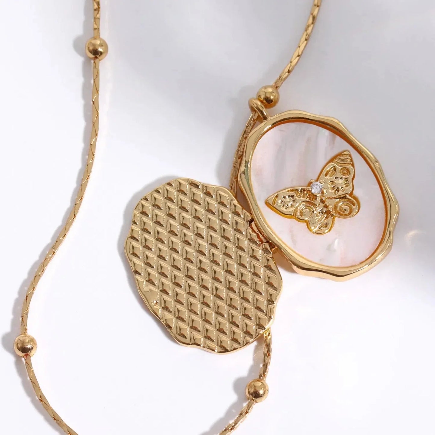 Collier pendentif porte photo nacrée papillon