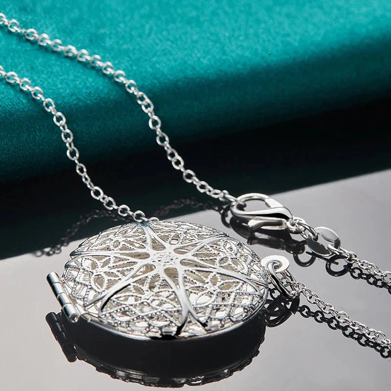 Collier pendentif porte photo rond sculpté en argent 925