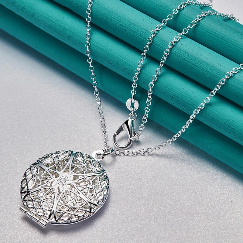 Collier pendentif porte photo rond sculpté en argent 925