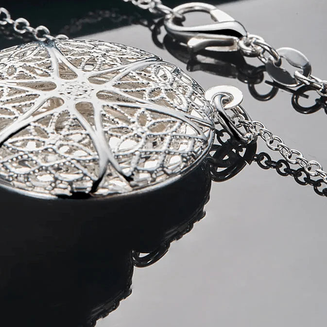 Collier pendentif porte photo rond sculpté en argent 925